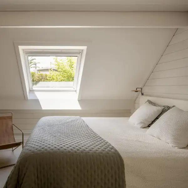 dormitorio techo inclinado y lucernario