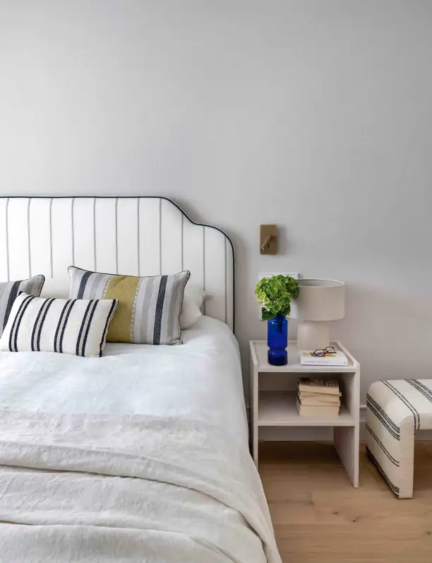 Las colchas de cama no deben llamar la atención en un dormitorio pequeño: 10 ejemplos reales que lo demuestran