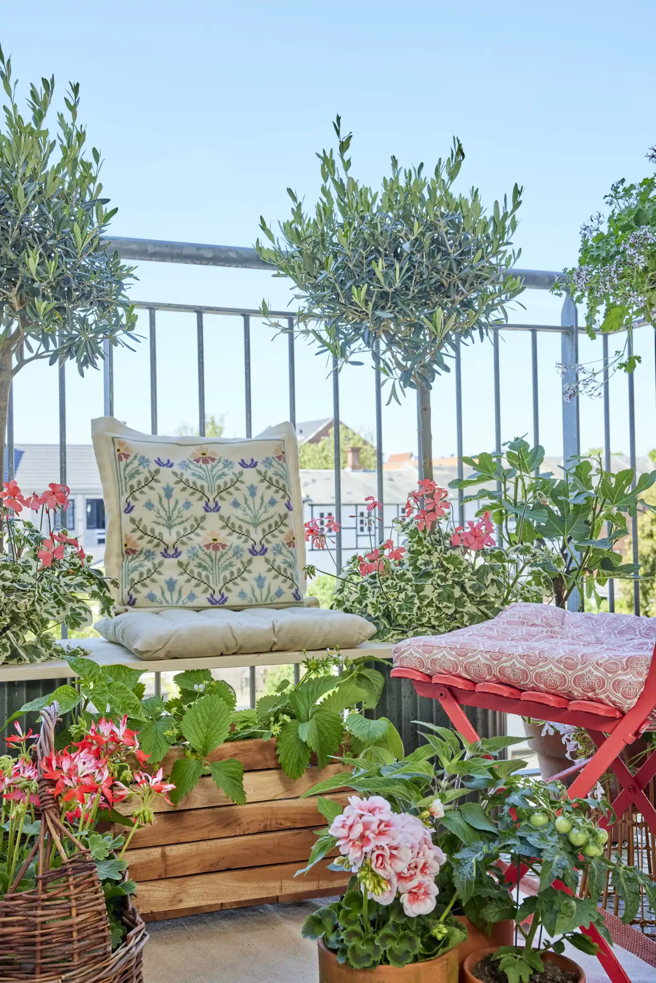 Geranios en macetas y otras plantas harán del balcón o terraza un oasis verde de bienestar