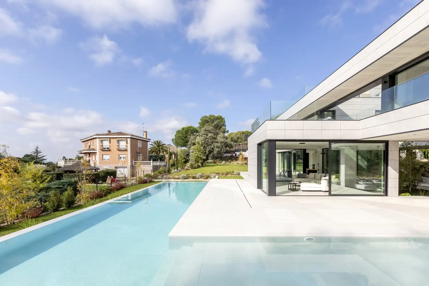 Casa blanca con piscina