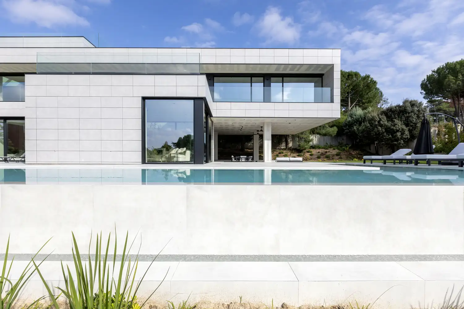 Casa blanca con piscina