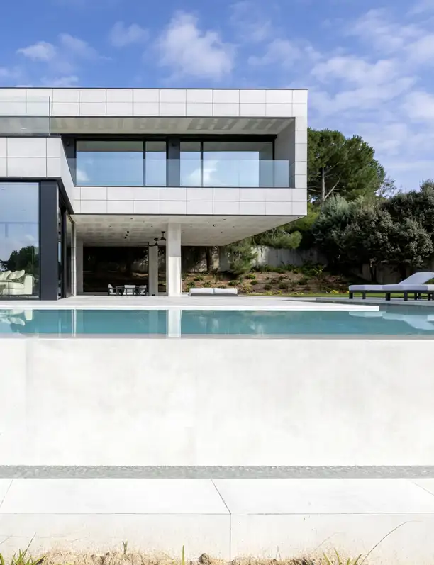 Una vivienda familiar con jardín y piscina rompe los límites entre interior y exterior con estas ideas