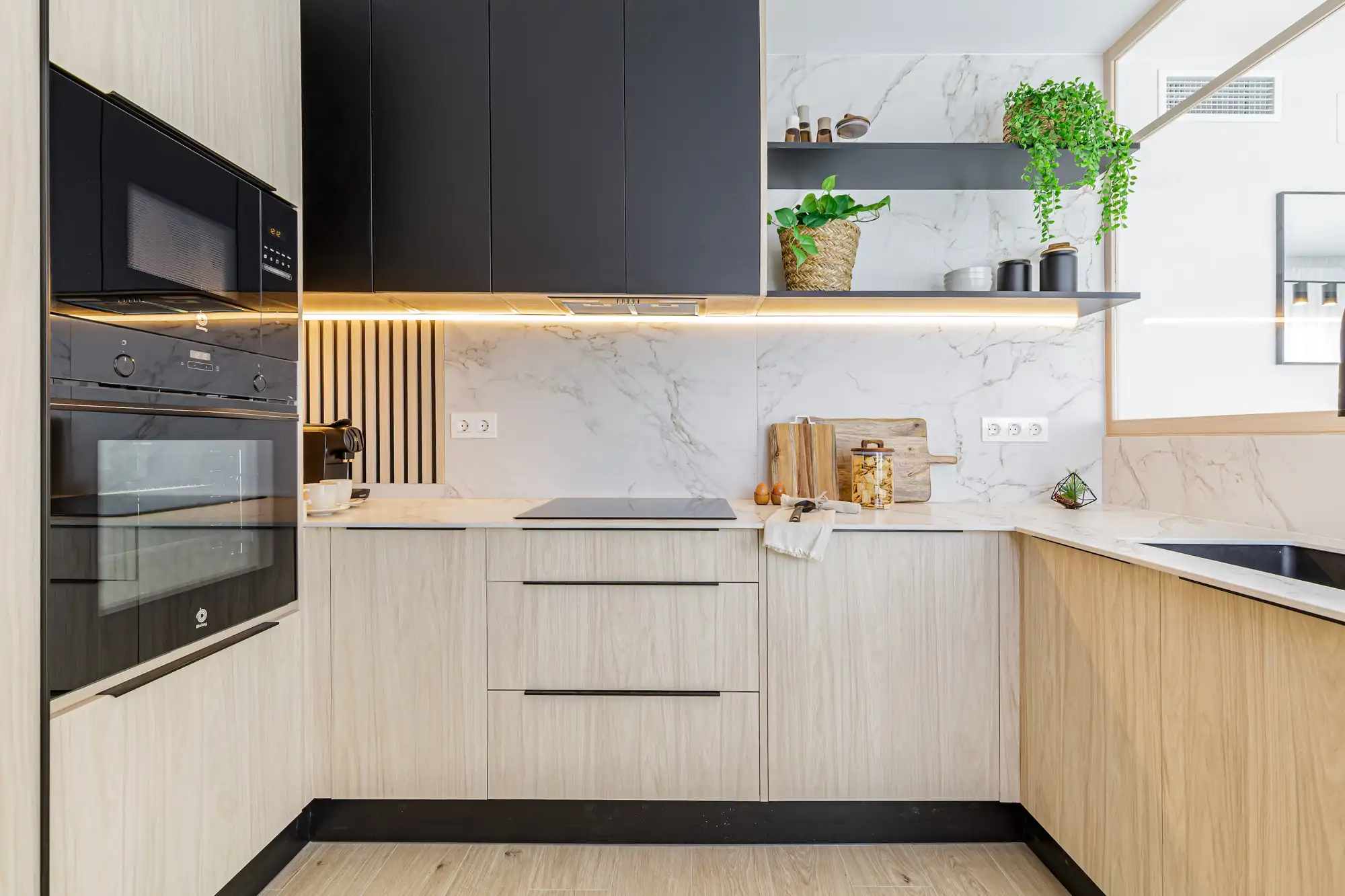 Cocina abierta al salón, por EIRE Interiors
