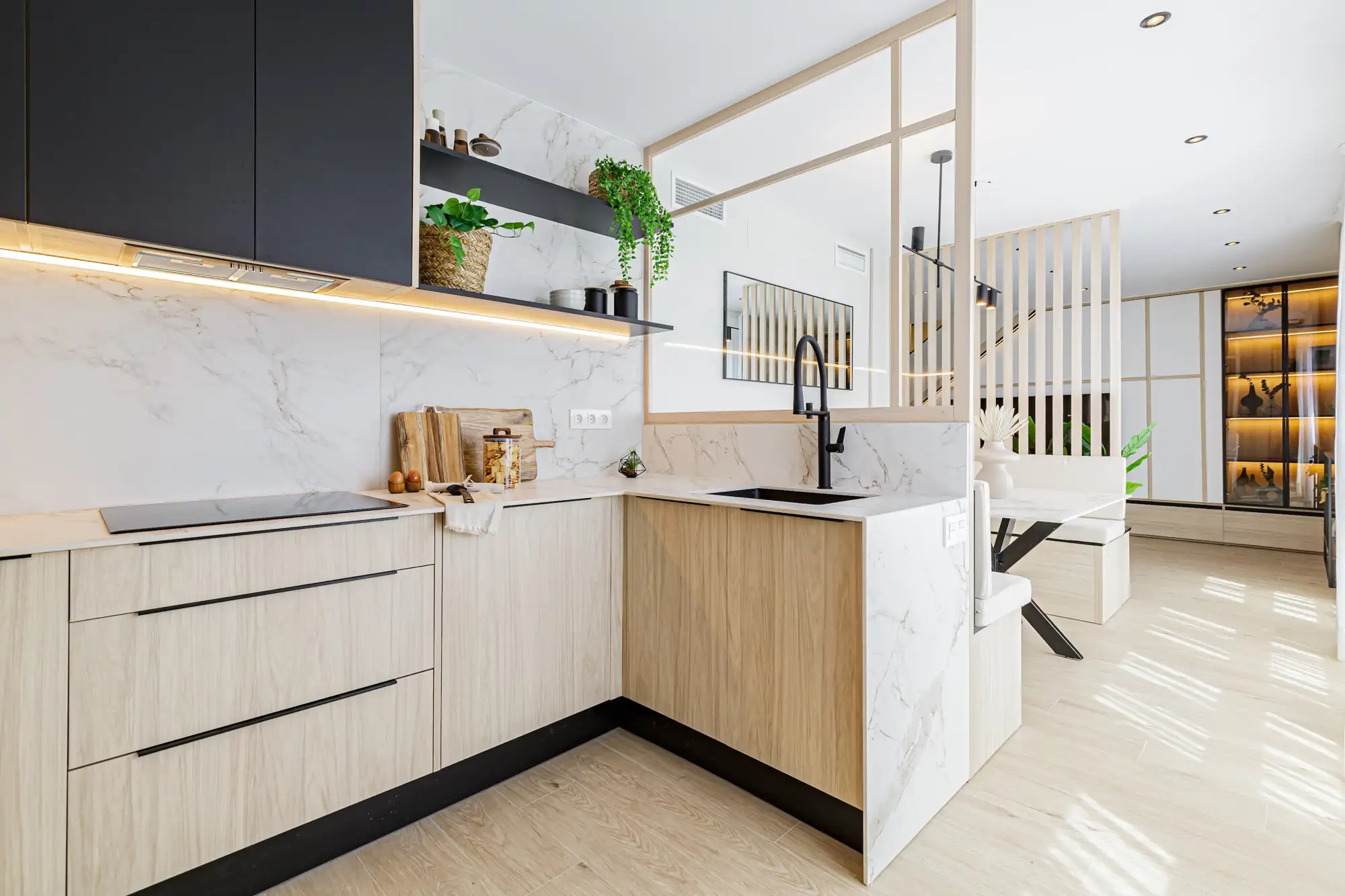 Cocina abierta al salón, por EIRE Interiors