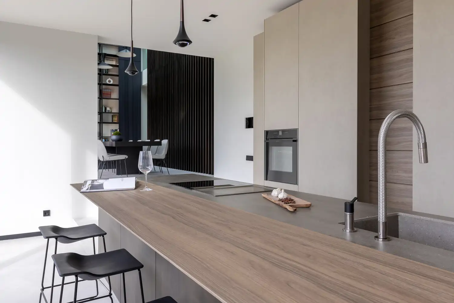 Cocina con isla en madera