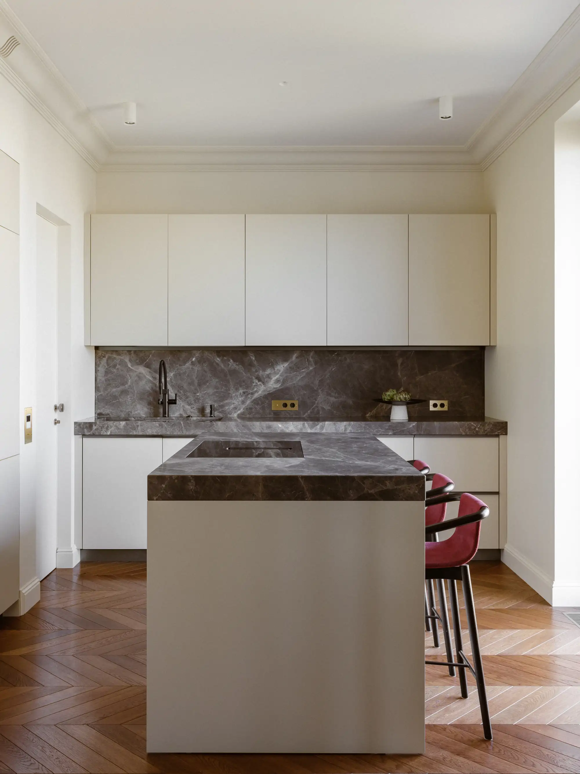Cocina con isla y mármol