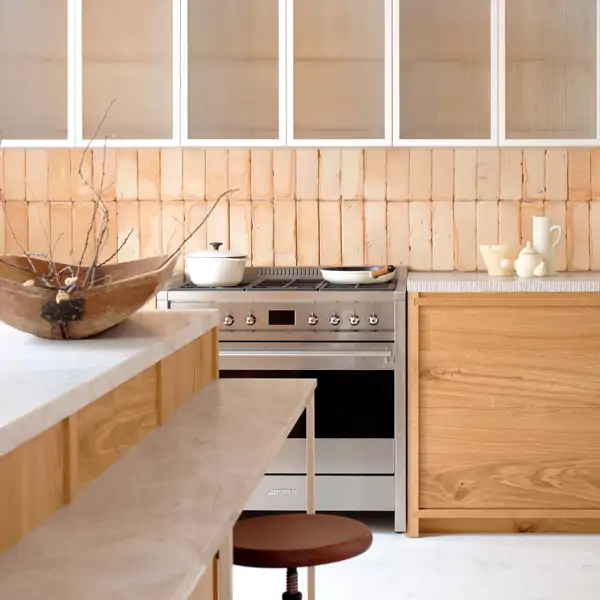 Una cocina con desayunador, cómoda y funcional: utensilios, cojines y otros accesorios que pondría en mi casa