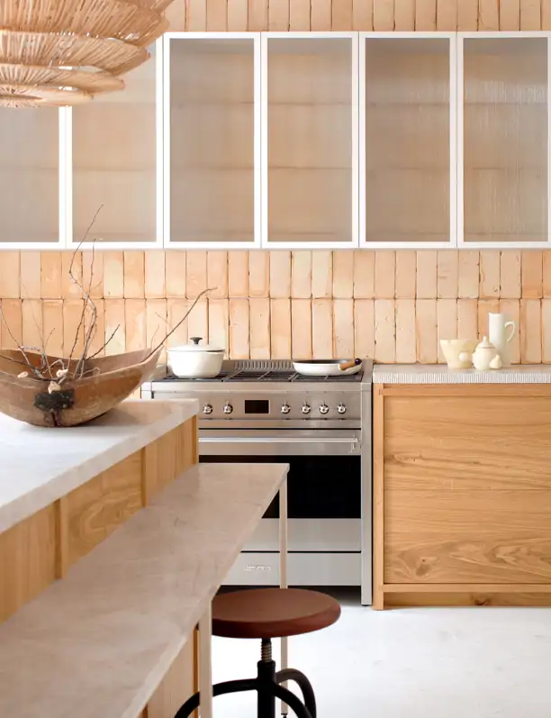Una cocina con desayunador, cómoda y funcional: utensilios, cojines y otros accesorios que pondría en mi casa