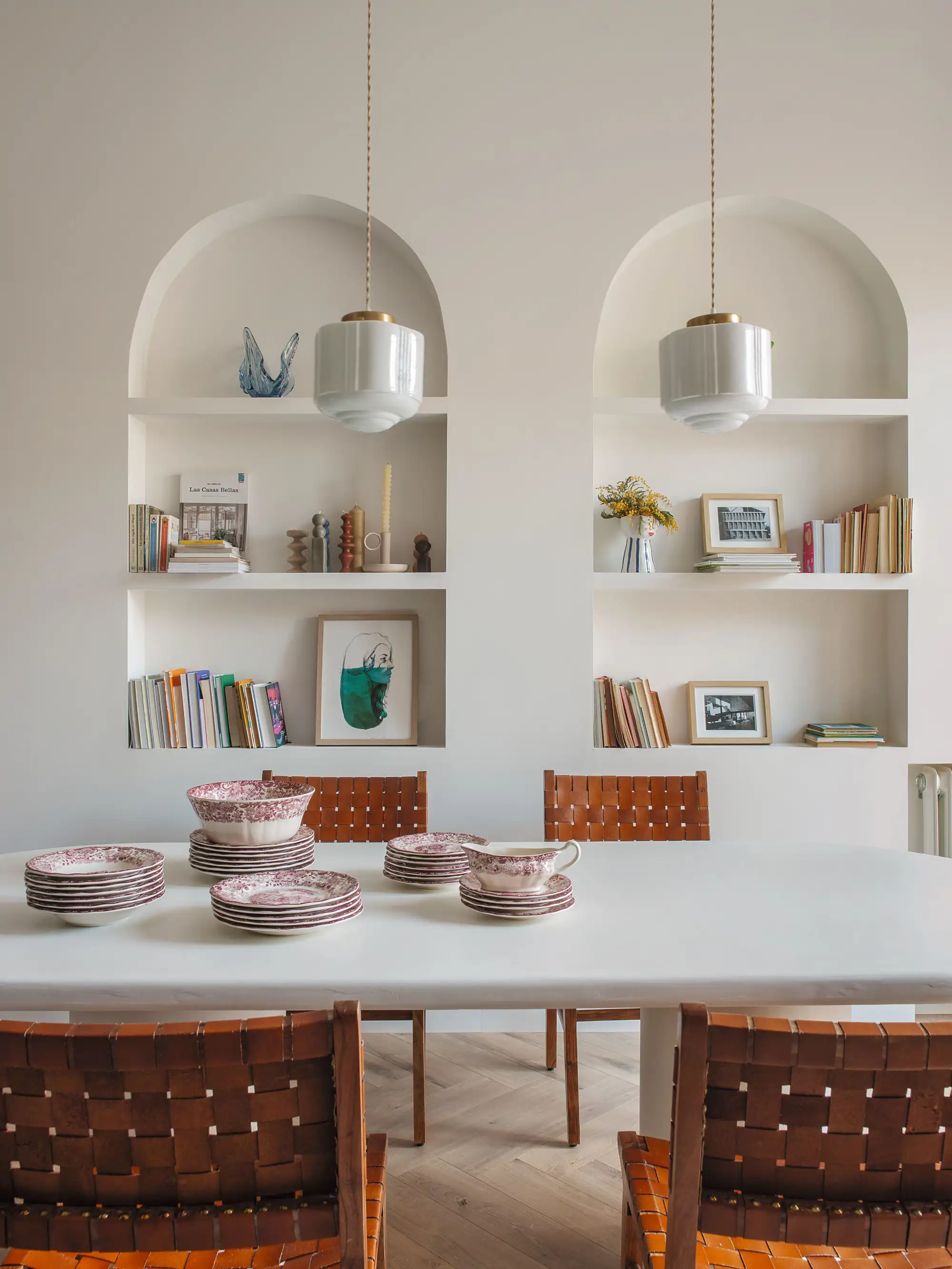 Comedo con librería integrada en forma de arco