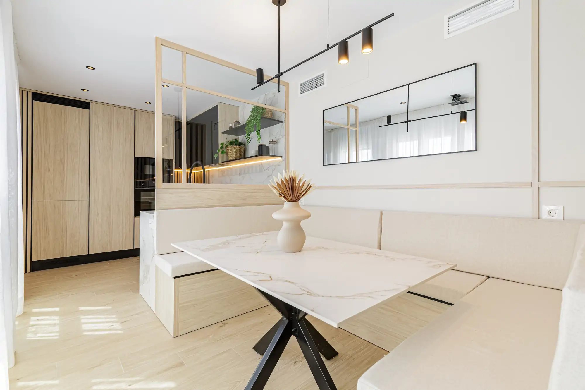 Comedor con banco en U, por EIRE Interiors