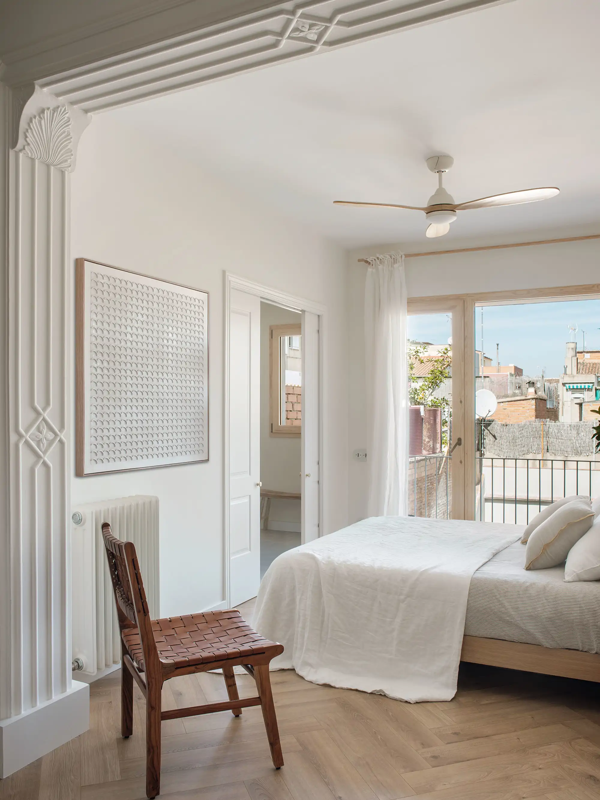 Dormitorio blanco con terraza