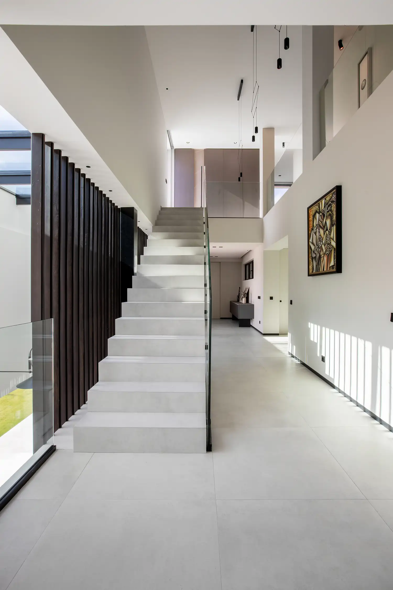 Pasillo con escaleras y cuadro