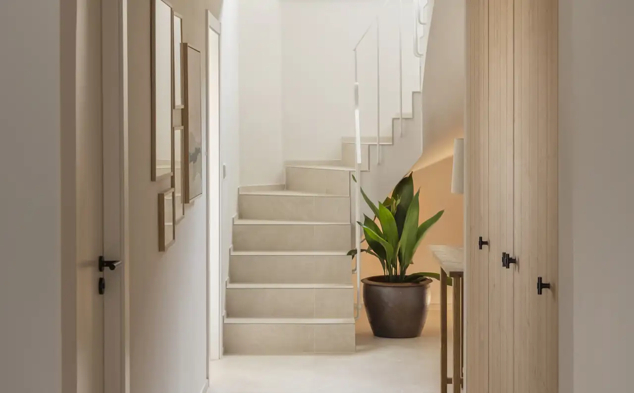 pasillo distribuidor con escalera