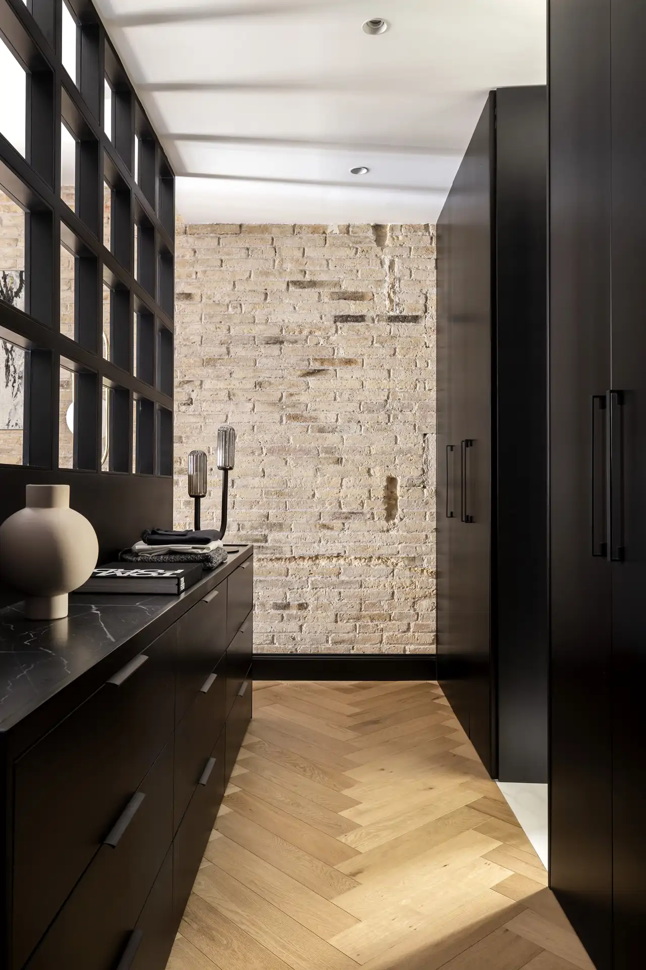 Pasillo vestidor pared cristal