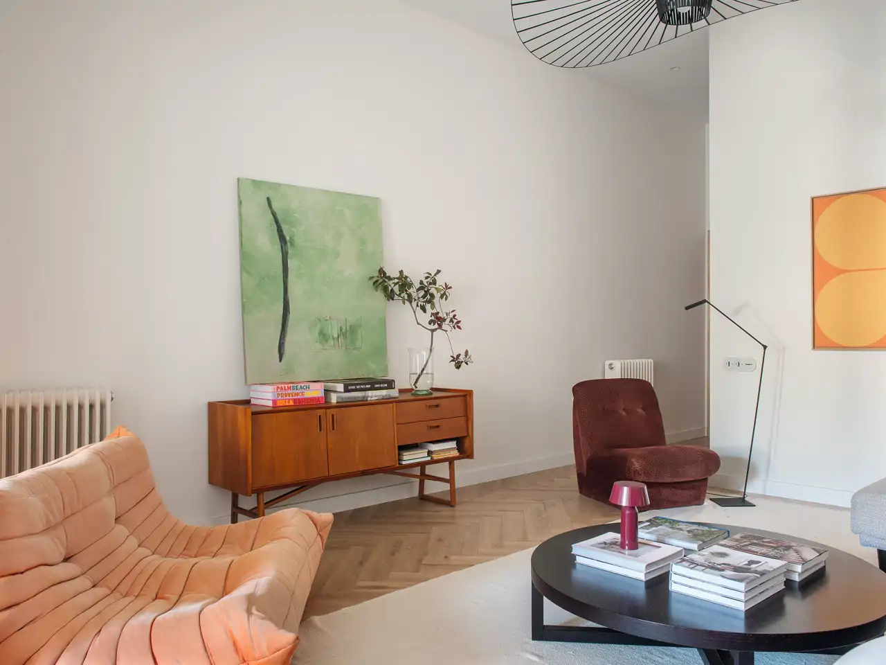 Salón con consola de madera y cuadoro verde