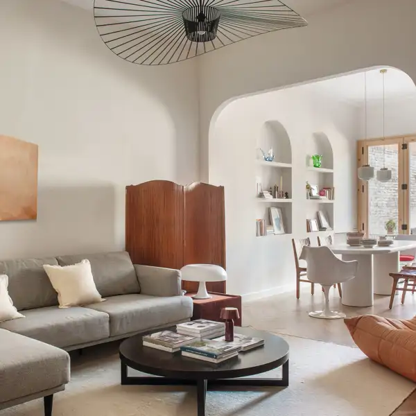 Encantadora: así es una casa familiar de Barcelona protagonizada por sus espacios abiertos, estanterías de obra y mucha paz