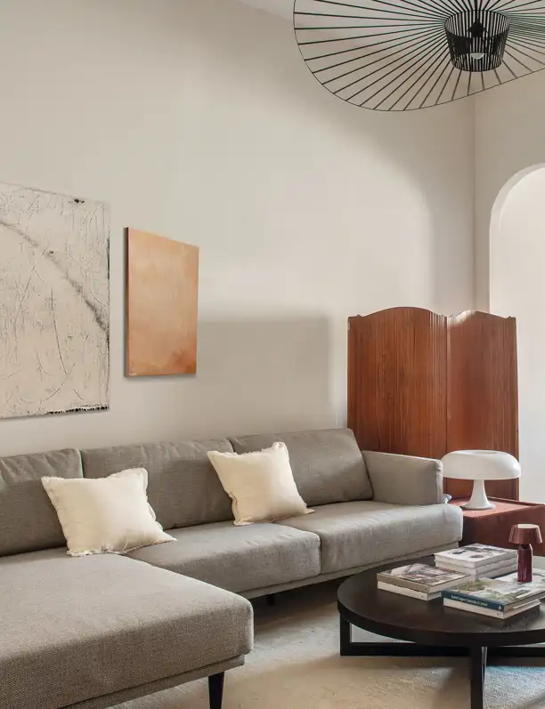Encantadora: así es una casa familiar de Barcelona protagonizada por sus espacios abiertos, estanterías de obra y mucha paz