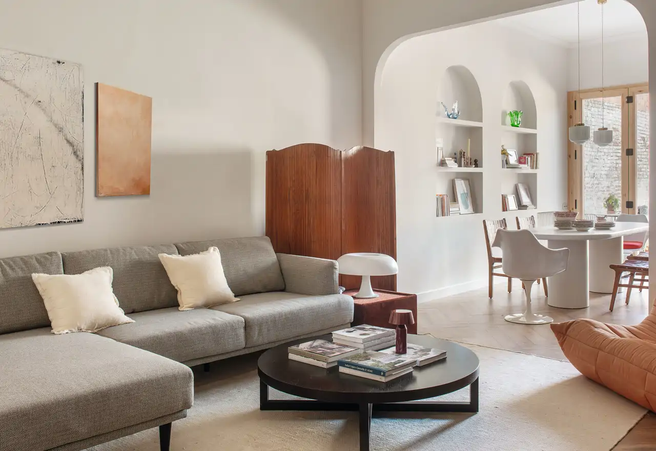 Encantadora: así es una casa familiar de Barcelona protagonizada por sus espacios abiertos, estanterías de obra y mucha paz