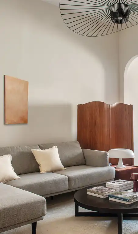 Encantadora: así es una casa familiar de Barcelona protagonizada por sus espacios abiertos, estanterías de obra y mucha paz