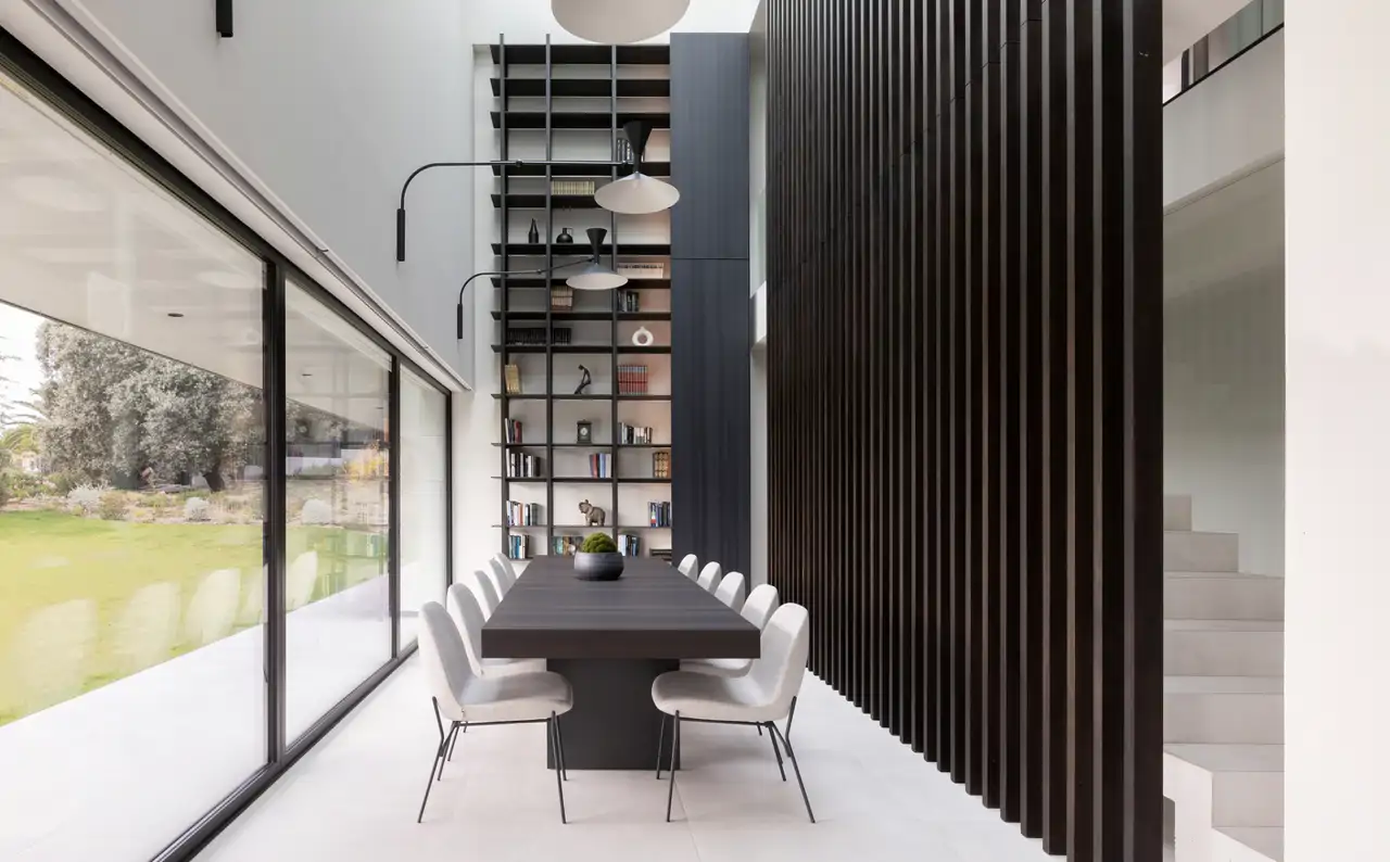 Salón con estantería a doble altura madera oscura