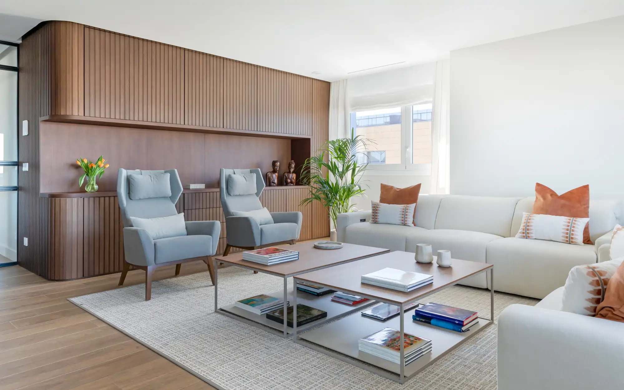 salon claro y toques teja con mueble madera acanalado