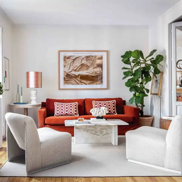 Decora un salón pequeño con las tendencias del 2025-2026: colores que vuelven y materiales que se mantienen