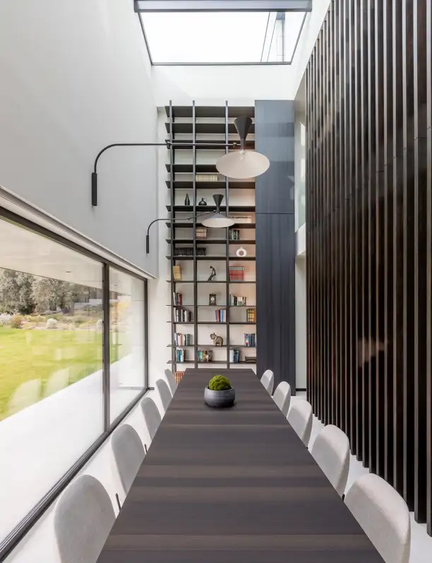 ¿Una estantería de 6 metros en el salón? Una idea hecha realidad para guardar libros y ordena hogares