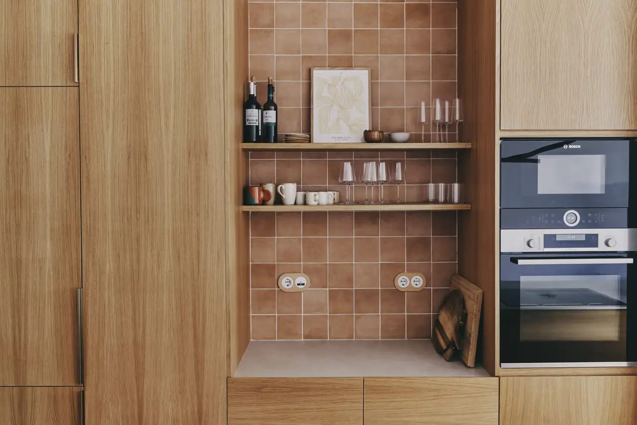 Cocina con almacenaje de madera con estantería y electrodomésticos