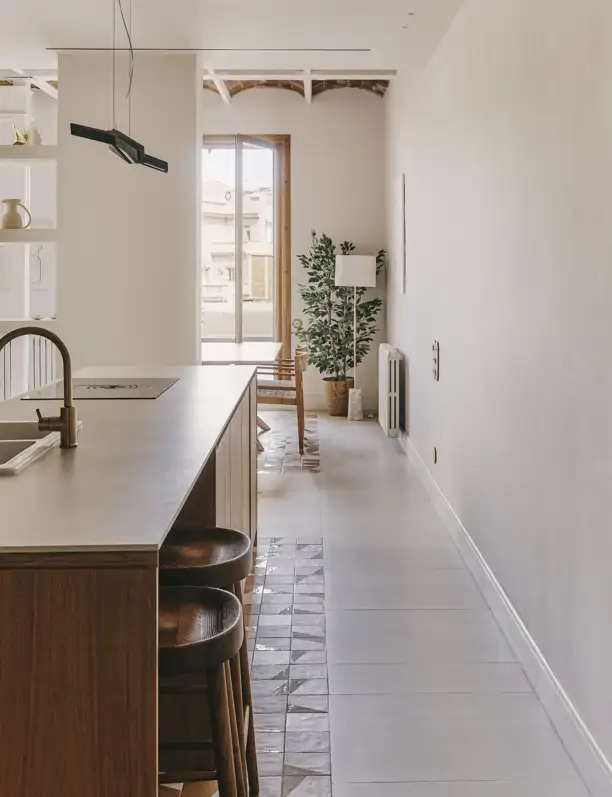 Las paredes blancas, los muebles de madera y los guiños a la arquitectura catalana guían la reforma de este piso en Barcelona, firmado por Andrea Arqués