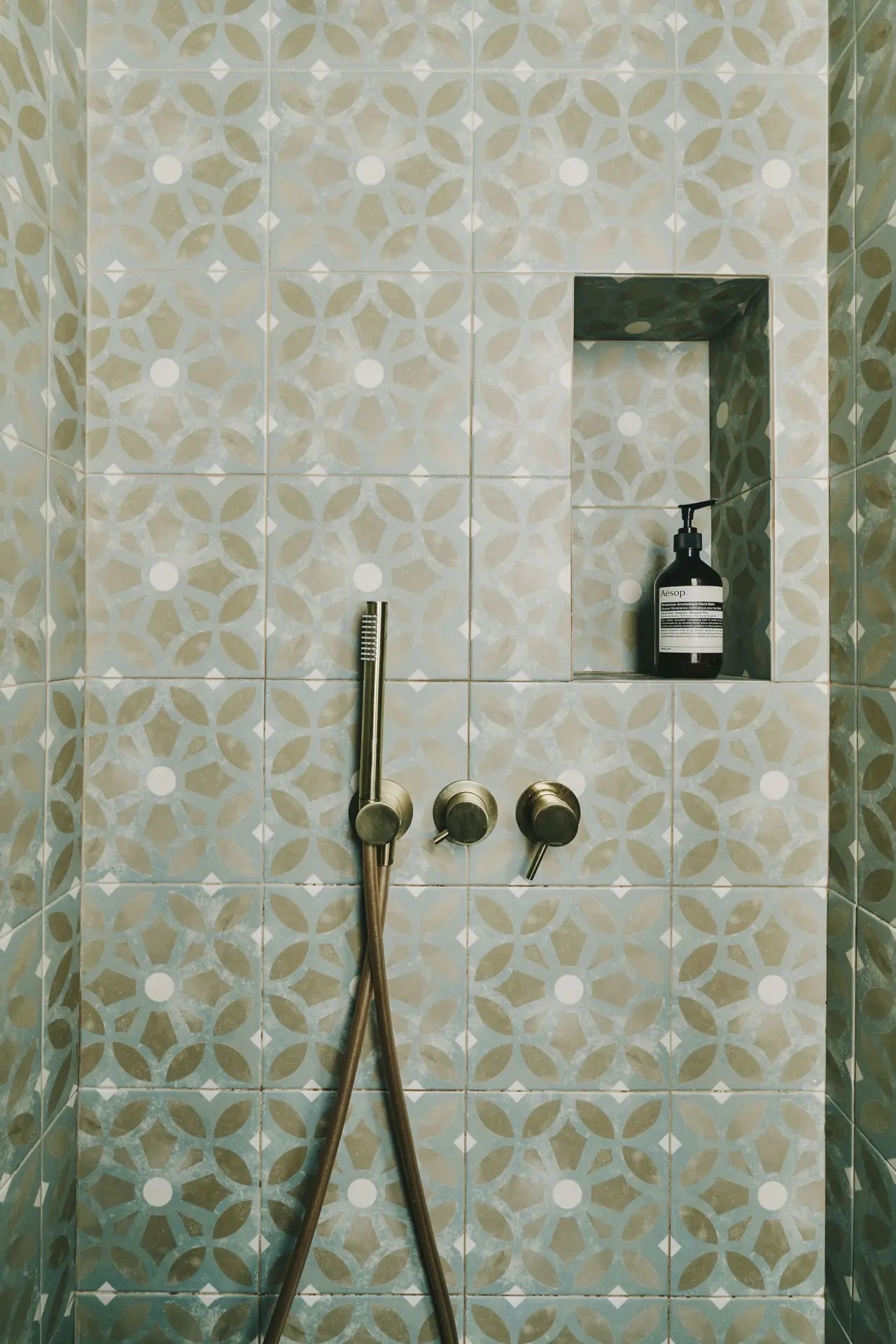 Ducha con azulejos en verde azul