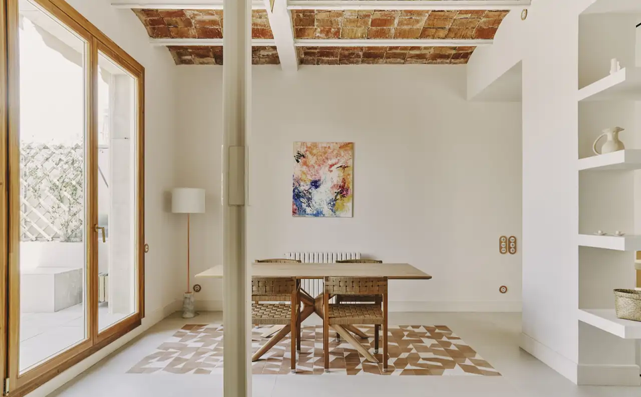 Salón blanco, madera, terraza y volta catalana