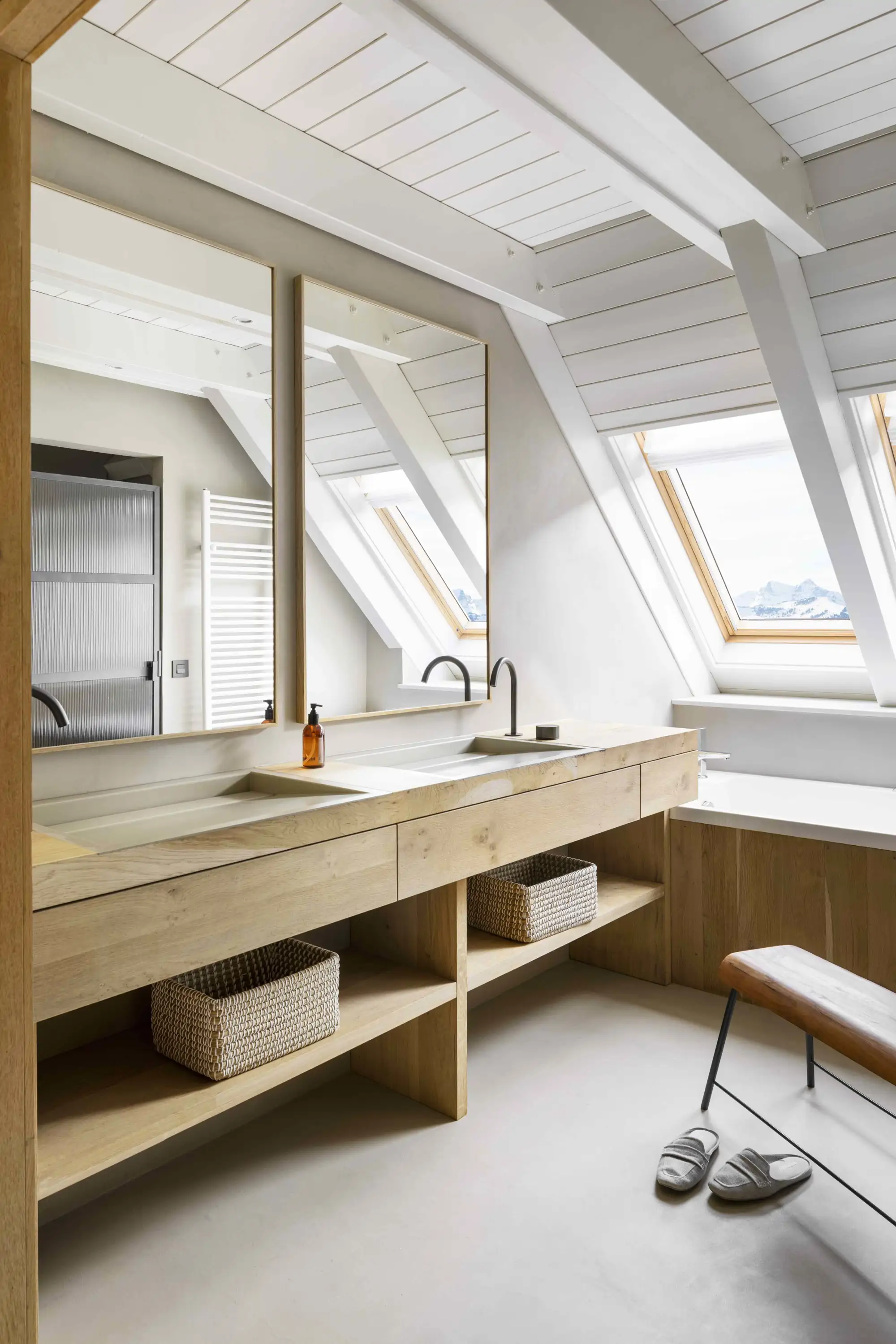 Baño de microcemento y madera