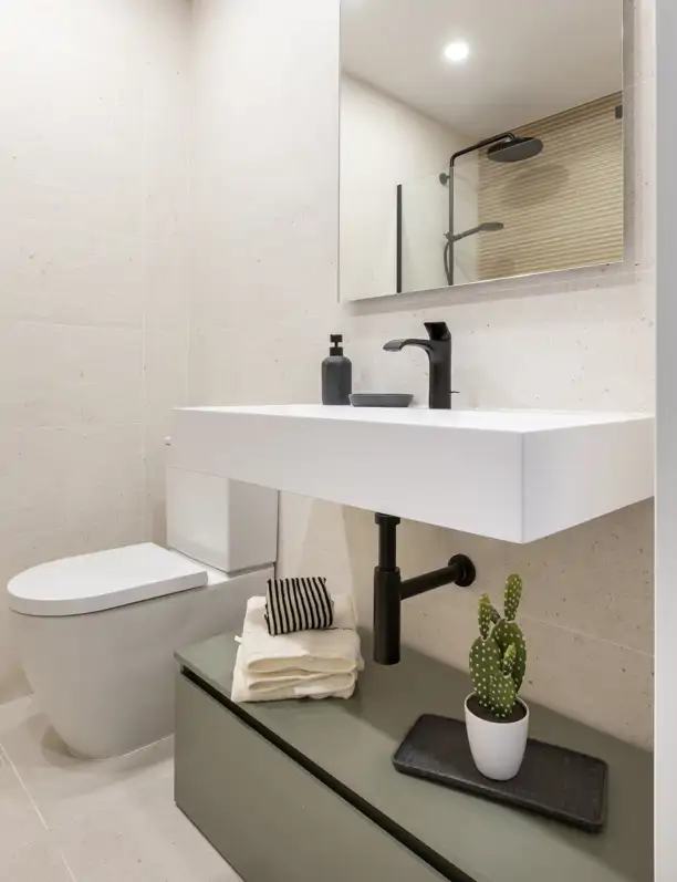 10 baños con ideas para aprovechar muy bien el espacio de debajo de la pica para almacenaje extra