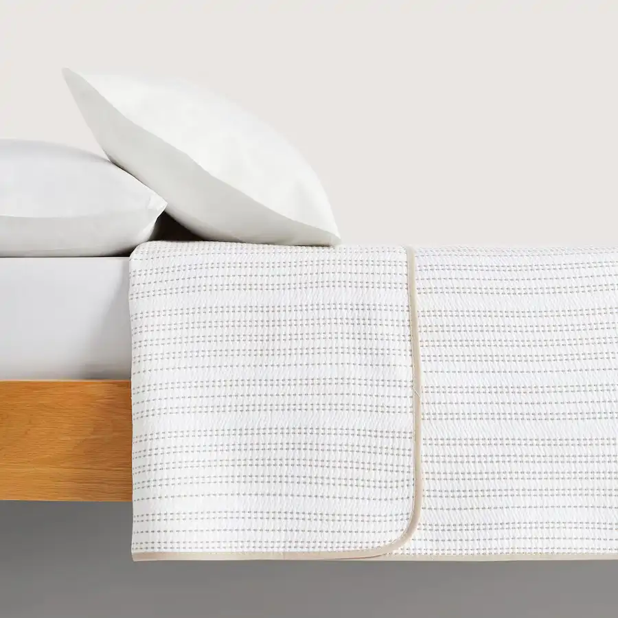 Colcha con diseño a rayas sutiles y elegantes