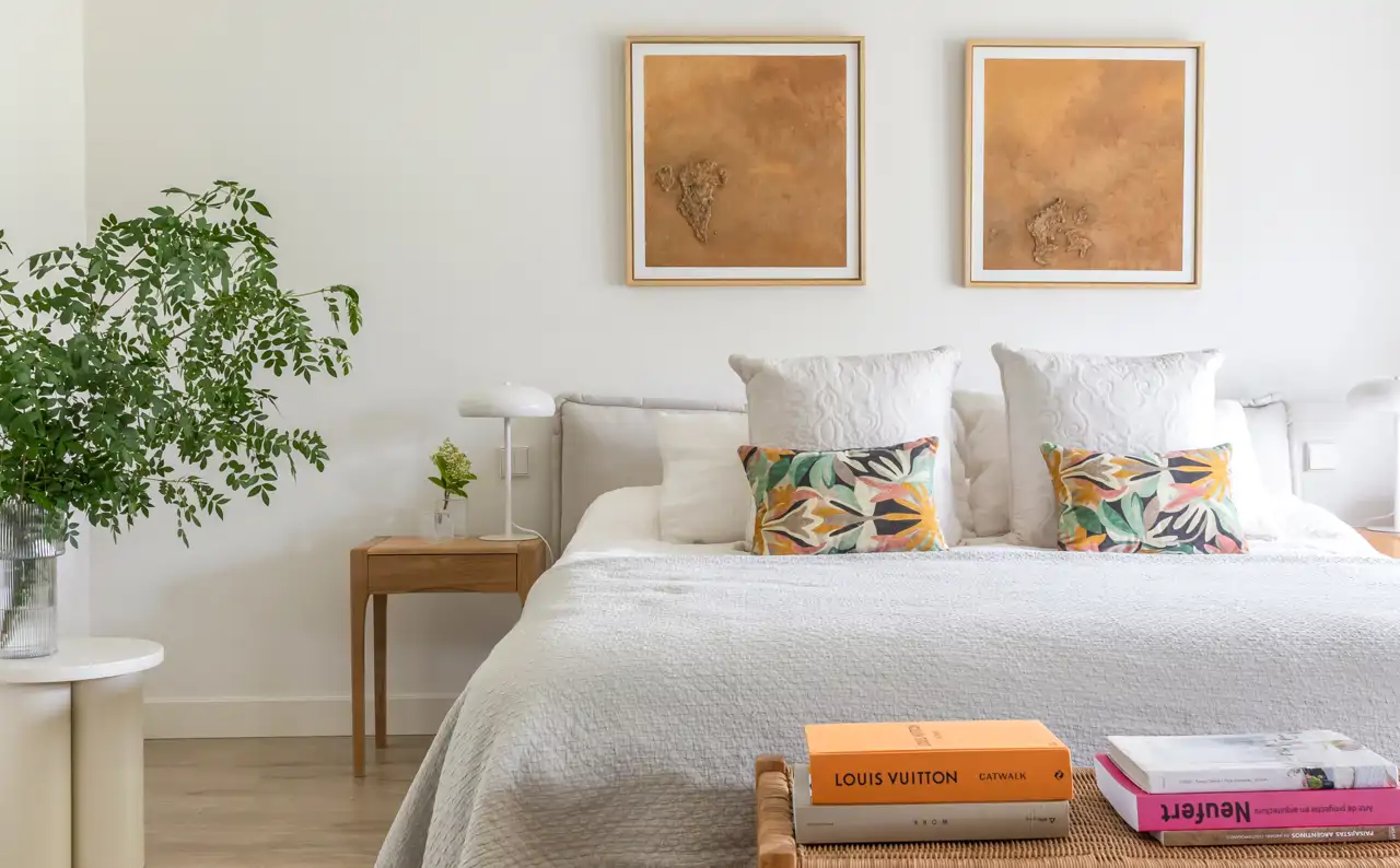 dormitorio madera y cuadros y textiles blancos