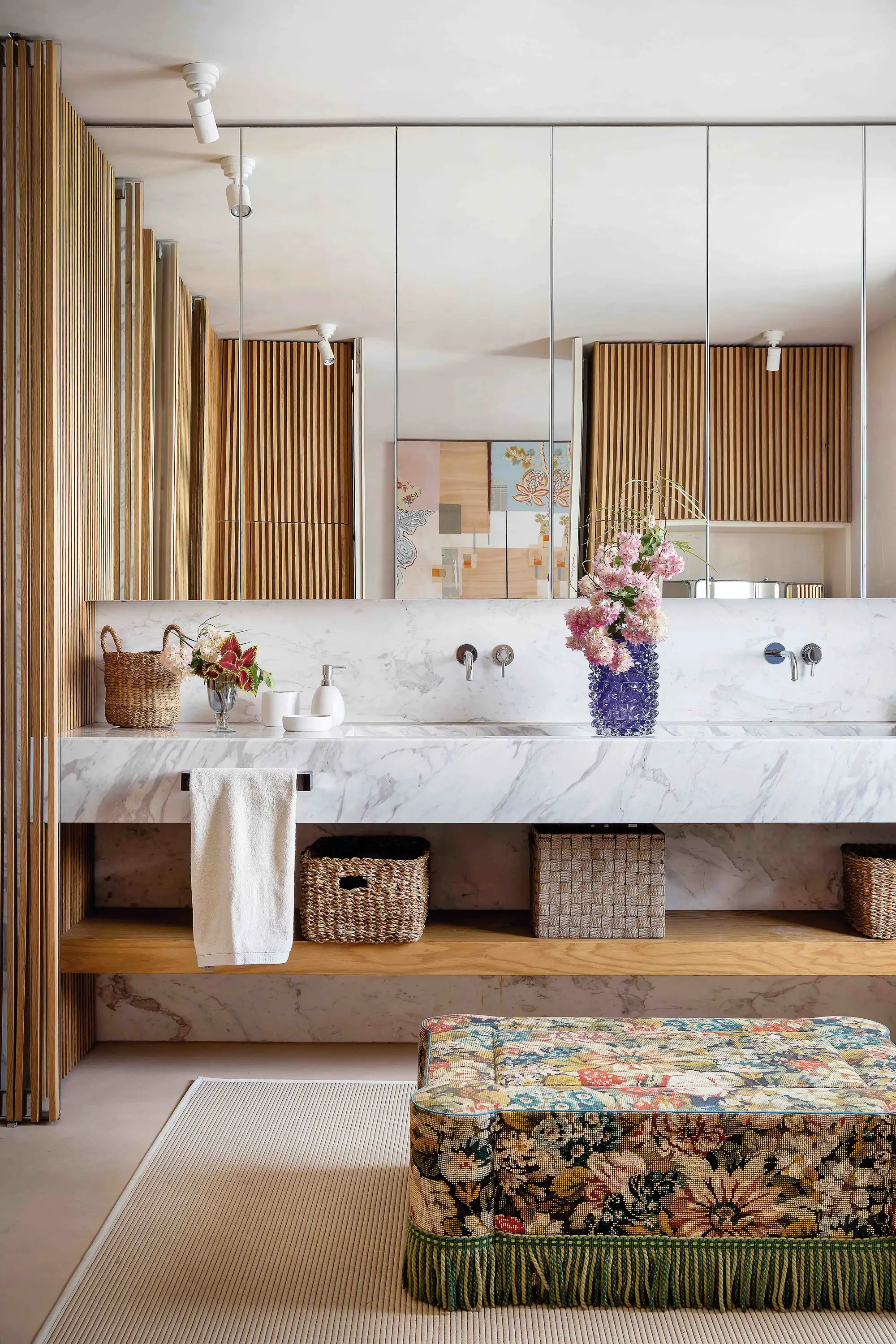 Lavabo de madera con espejo grande de Pepe Leal