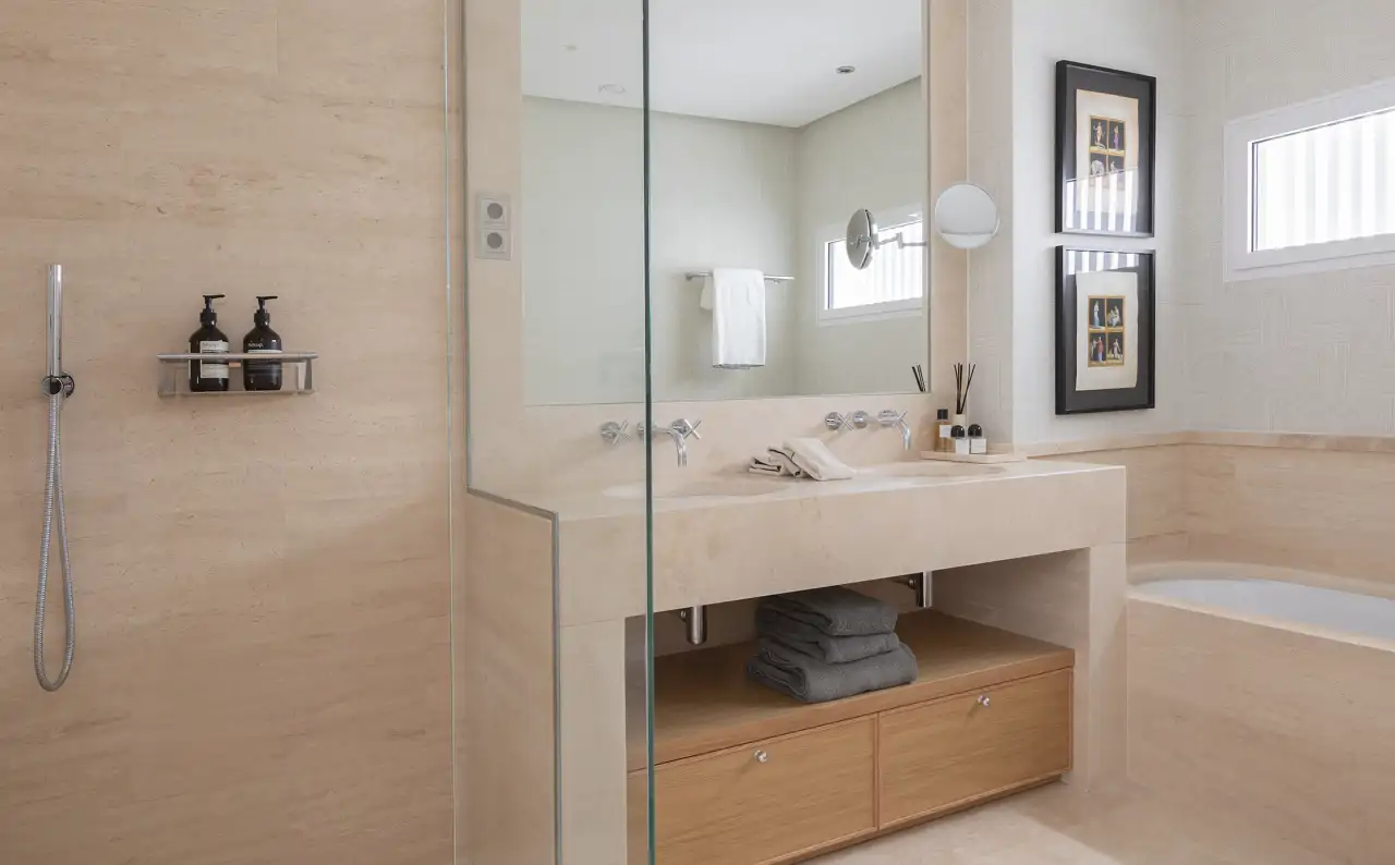 Un lavabo con un mueble con cajones hecho a medida