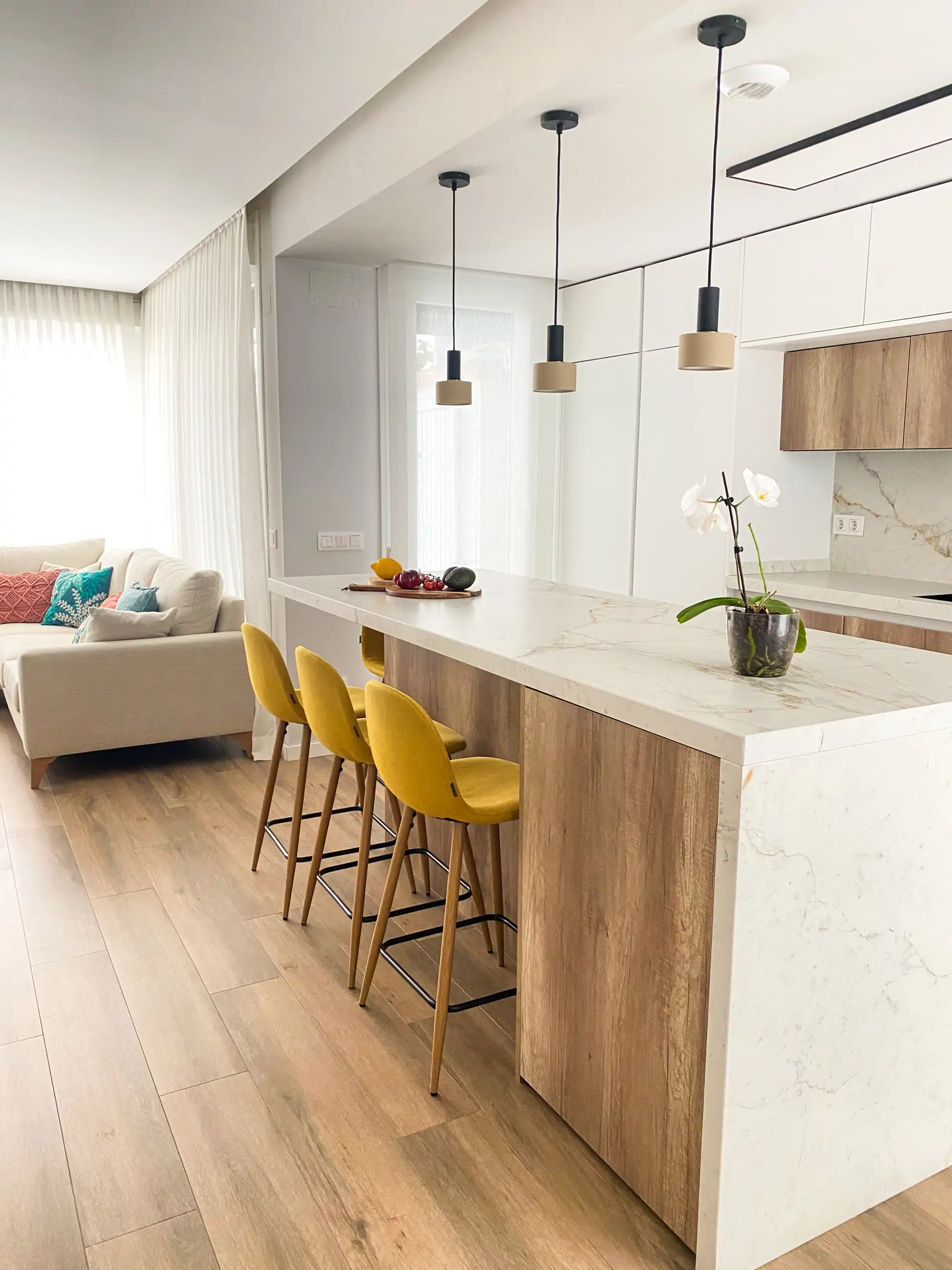 5  Cocina abierta con isla y toque de color