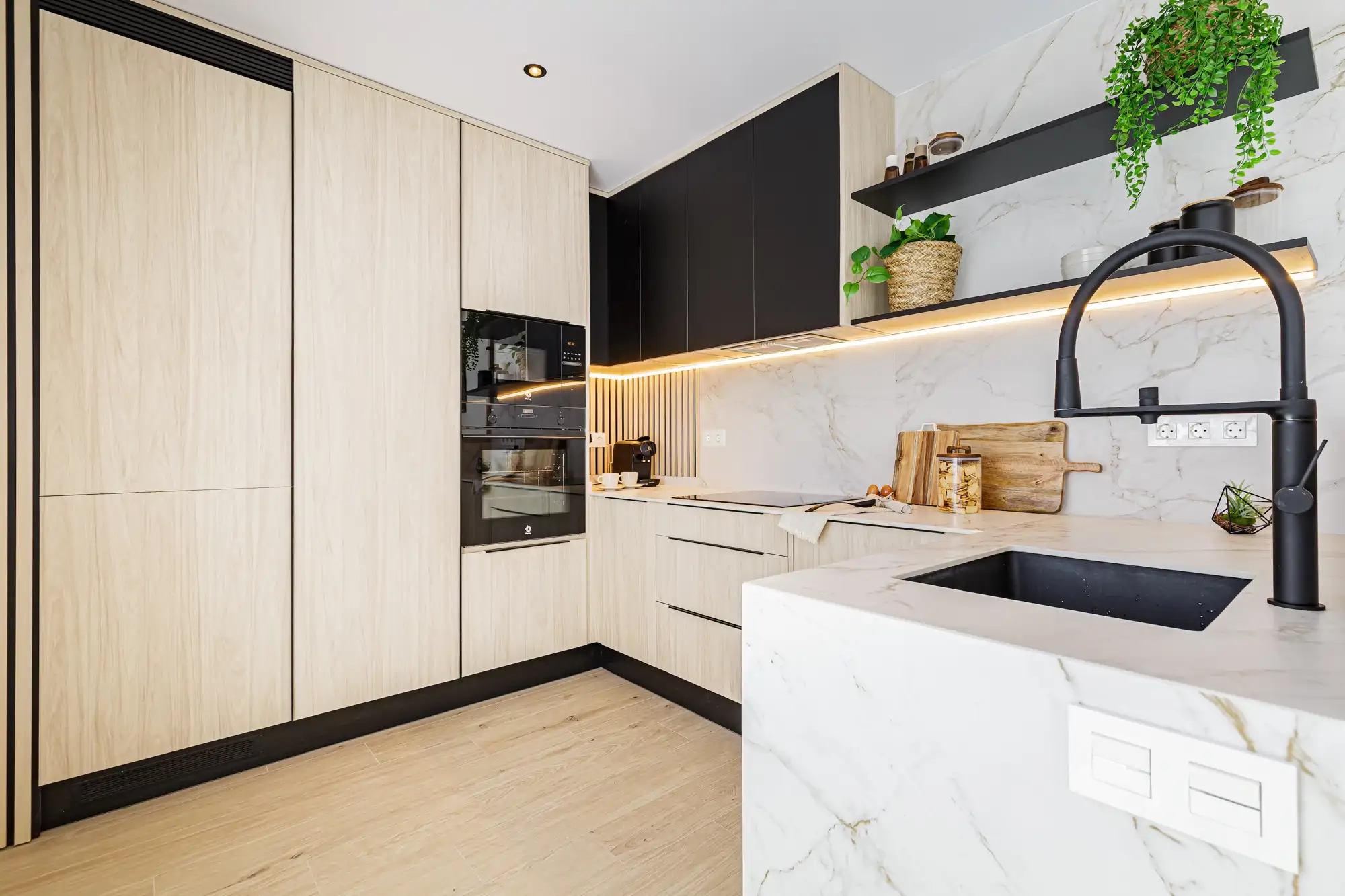 Cocina abierta al salón, por EIRE Interiors