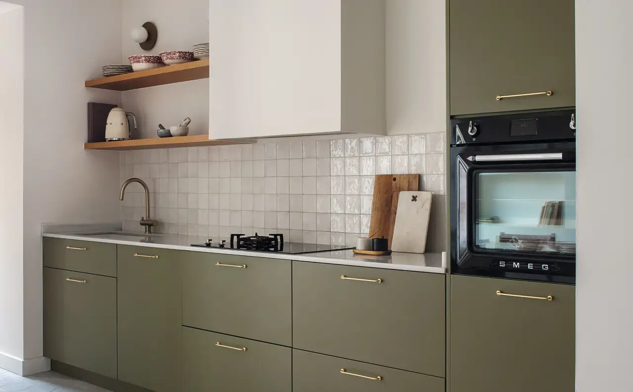 Cocina verde con azulejos