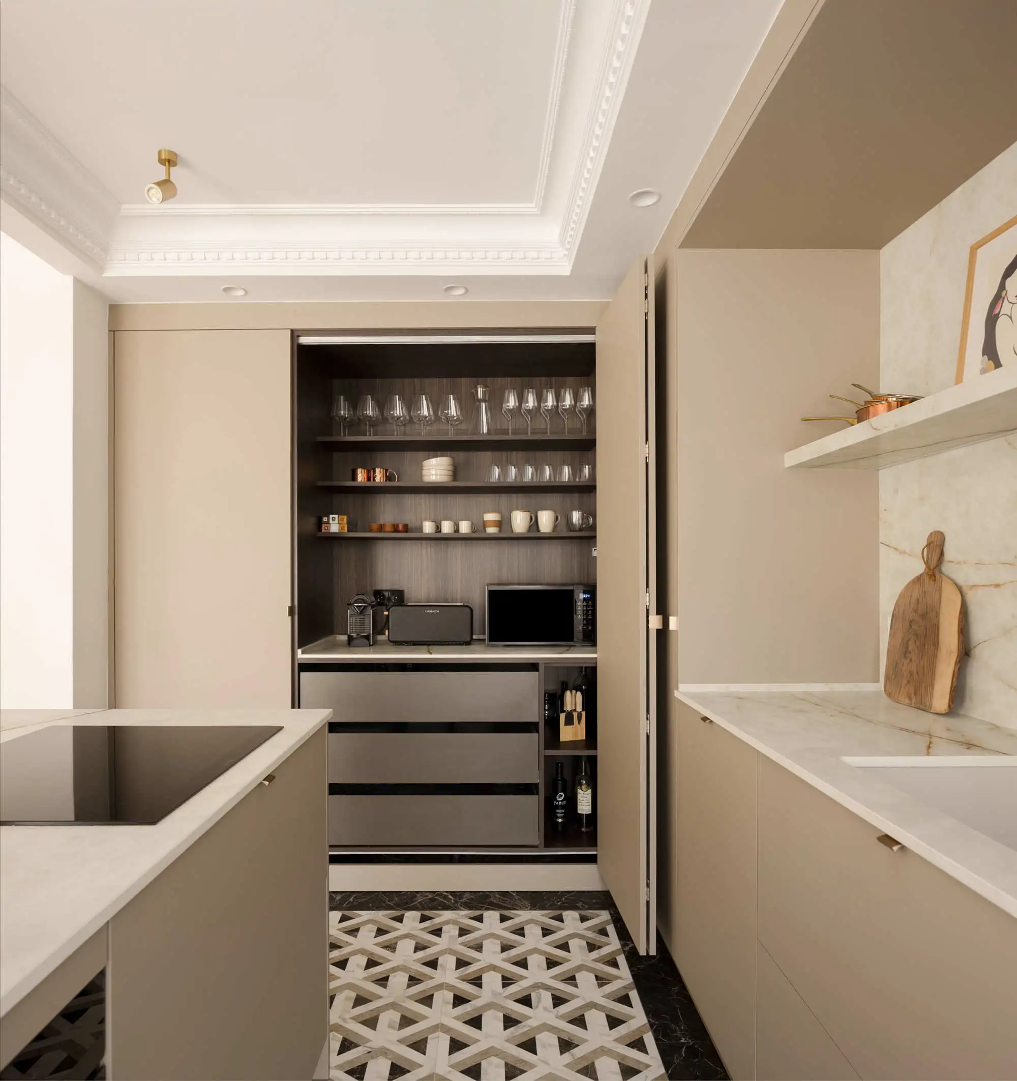 Desayunador con puertas en la cocina