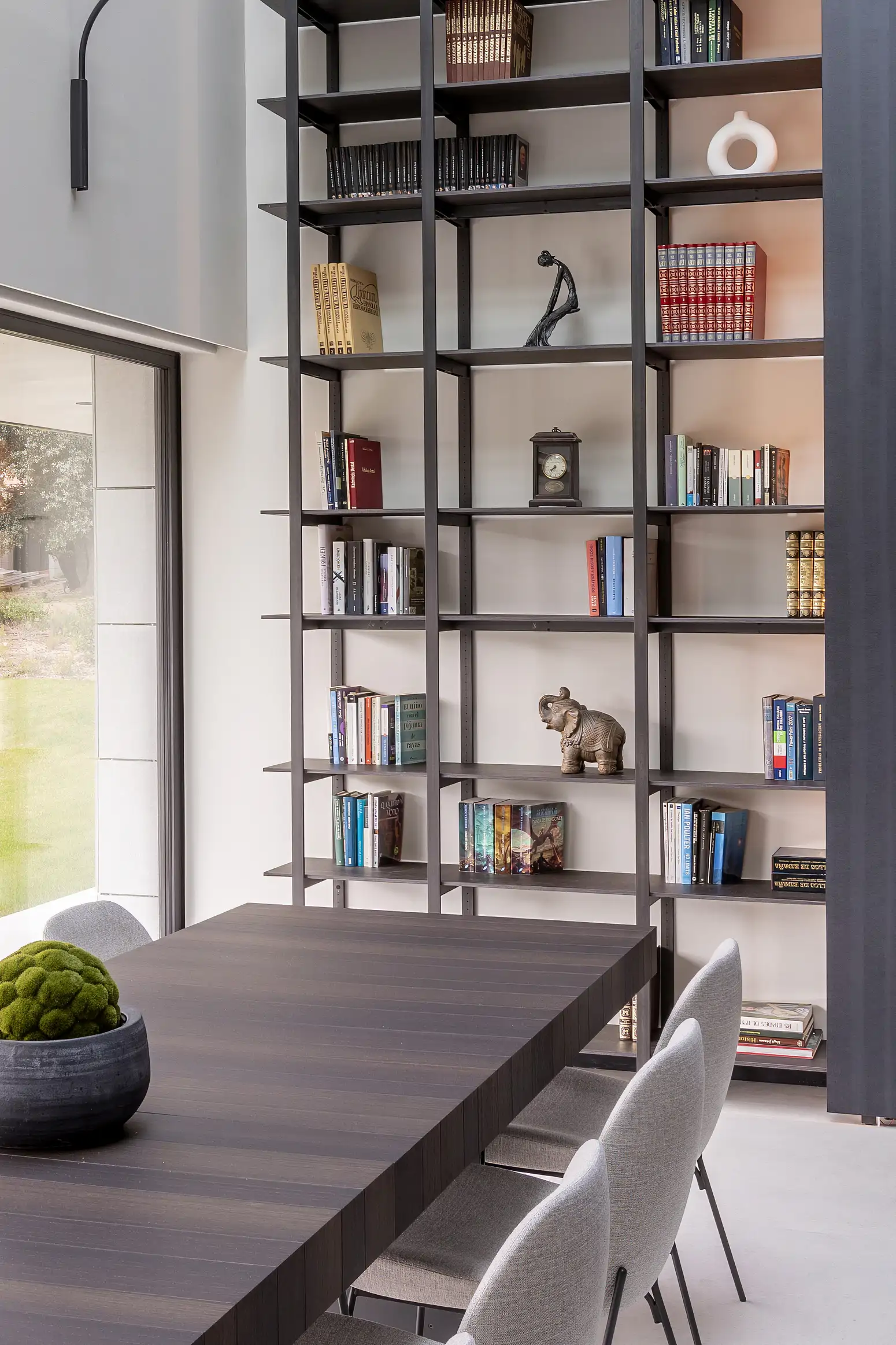 Estantería decorada con libros y arte