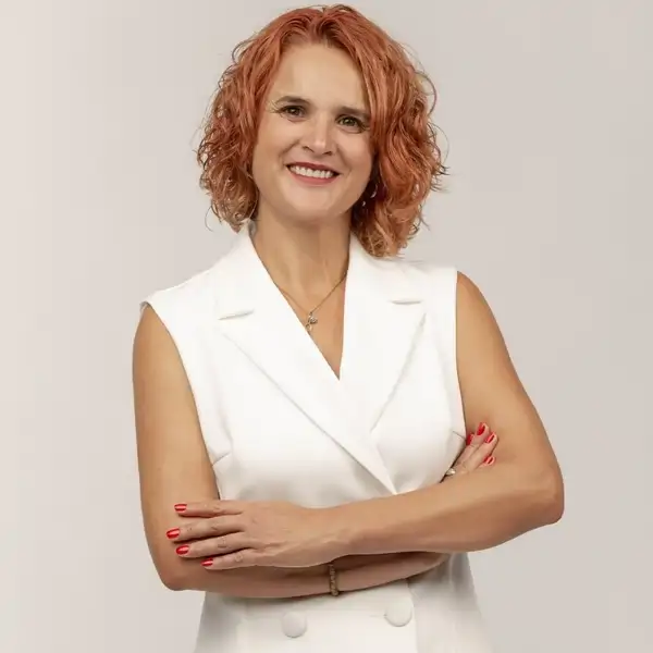 Gloria Ramos, experta en Feng Shui: "Evita dejar los zapatos cerca de la puerta de entrada de tu casa. A cambio, pon una planta"