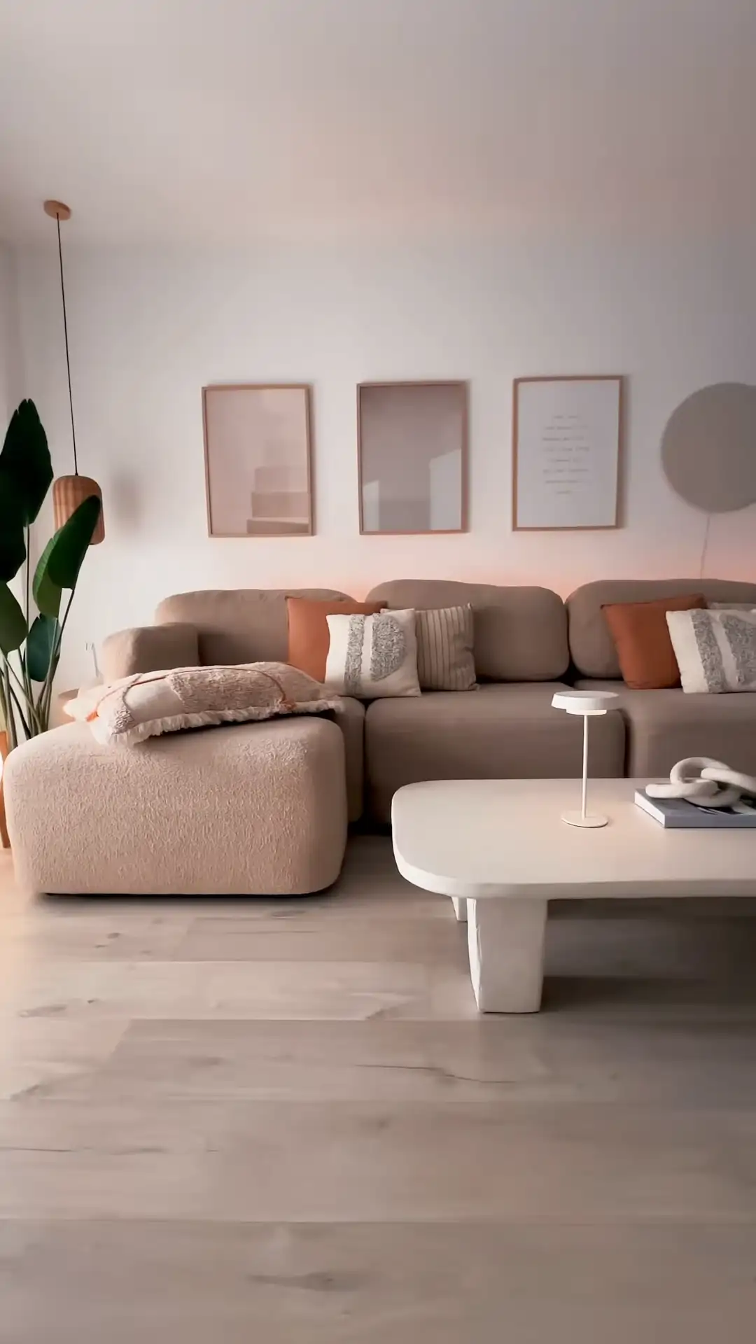 Salón con sofá pegado a la pared