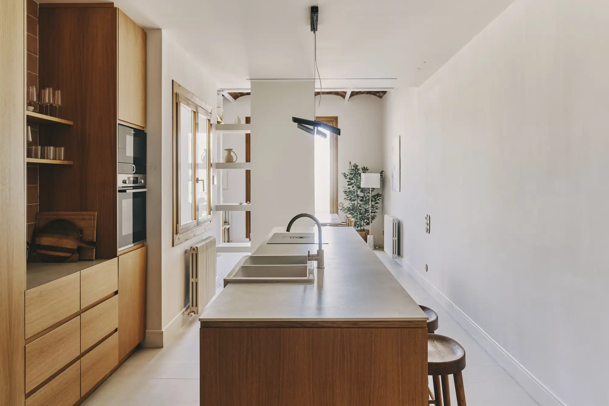 cocina con isla y madera