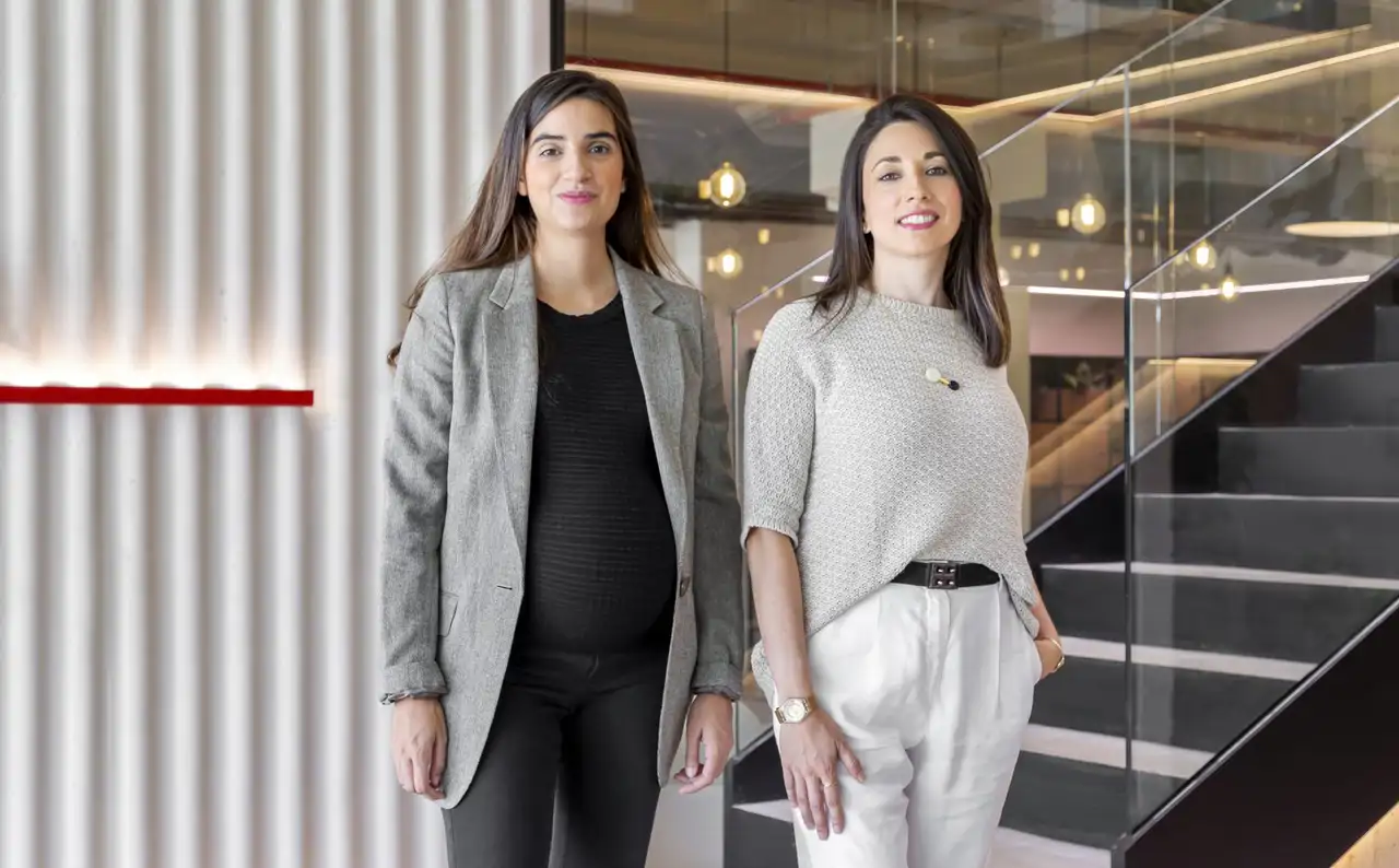 Ana Martín (izq.) y Lara Muñoz, fundadoras de Emmme Interiorismo