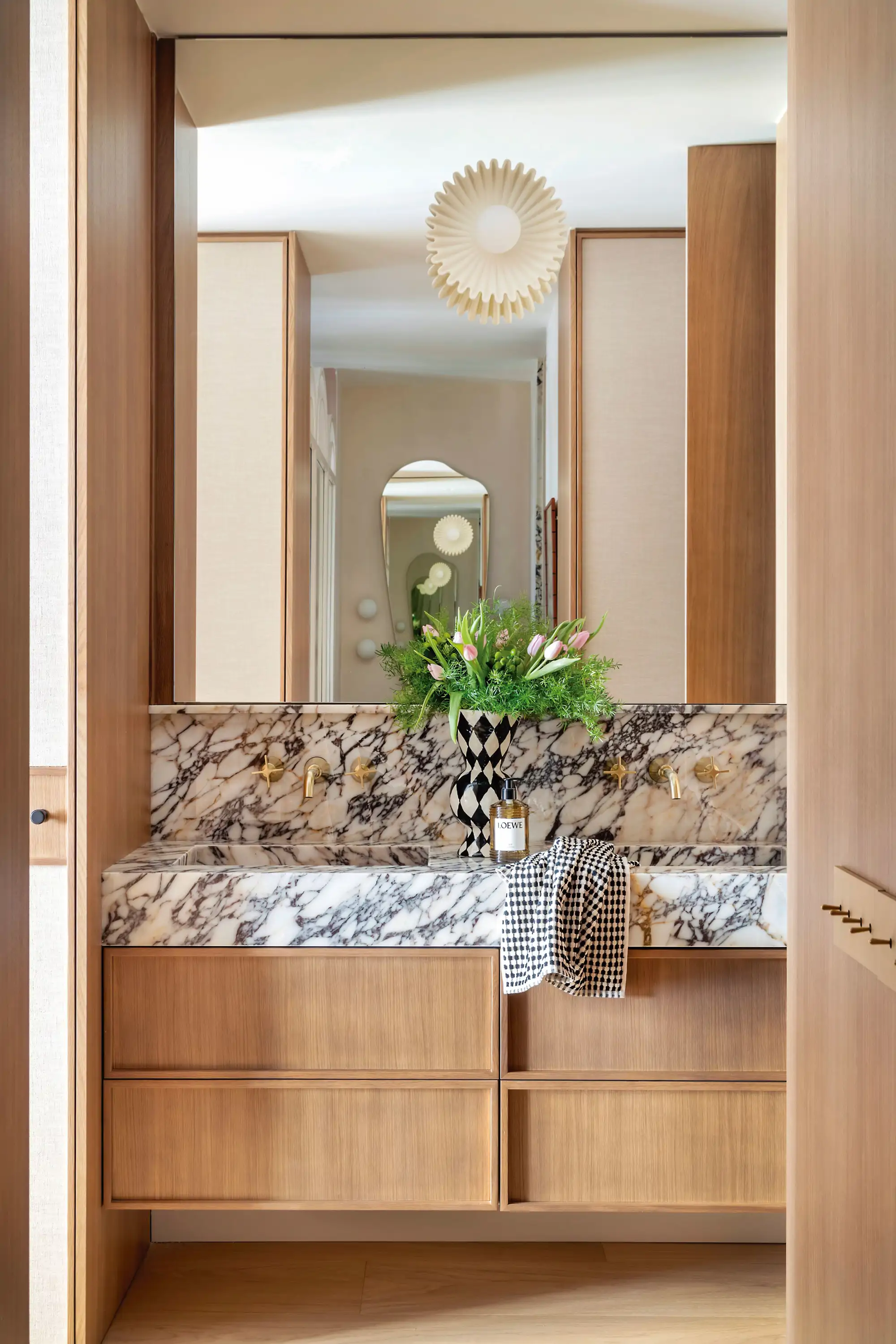 Baño de madera y mármol