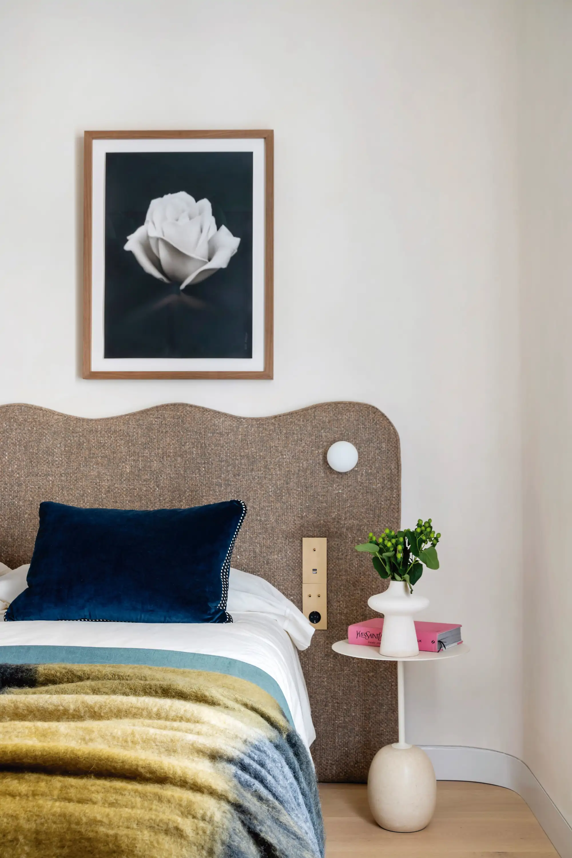 Dormitorio con cabecero curvo
