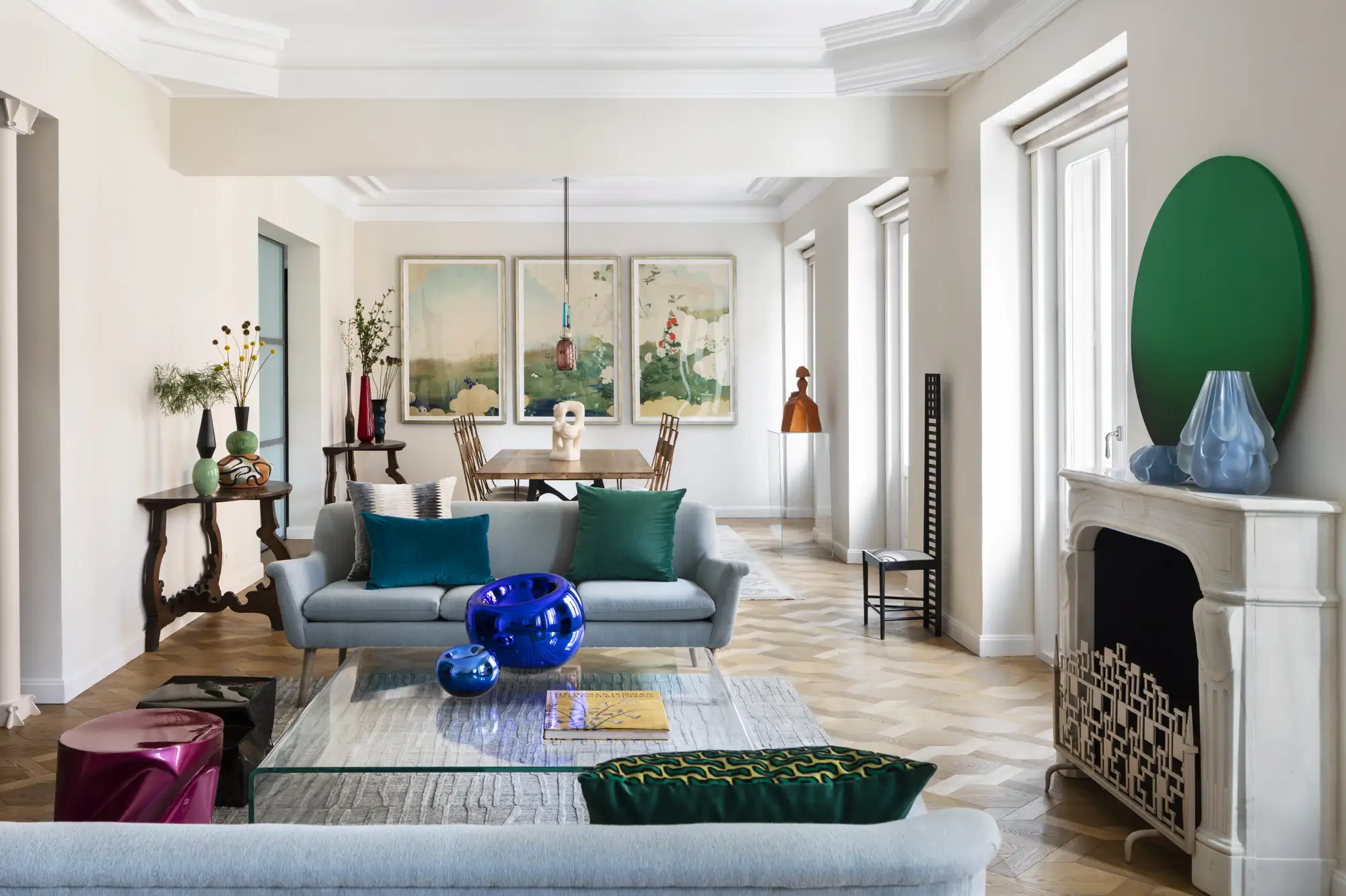 En este salón encotramos piezas muy futuristas en colores vibrantes junto a otras más clásicas de madera 