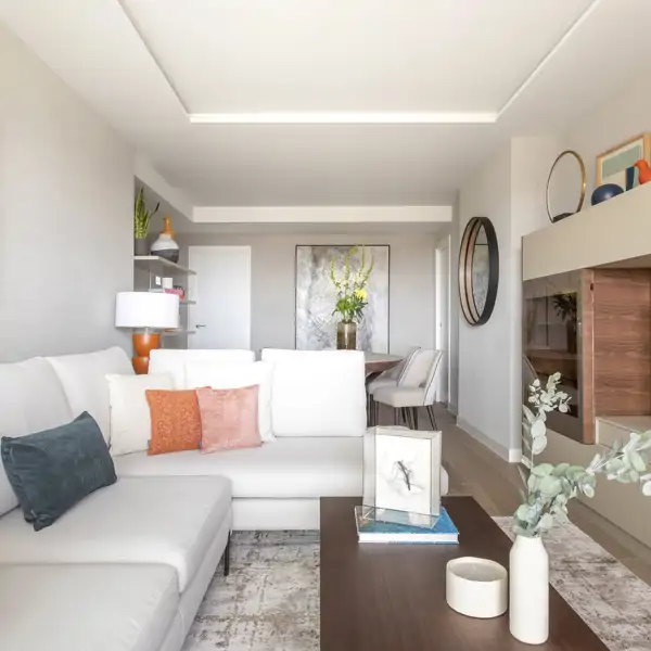 Salones rectangulares con dos ambientes: 12 ideas para un espacio funcional y con encanto